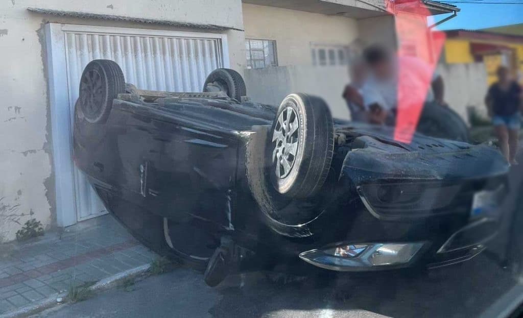 Carro capota em cruzamento de Laguna