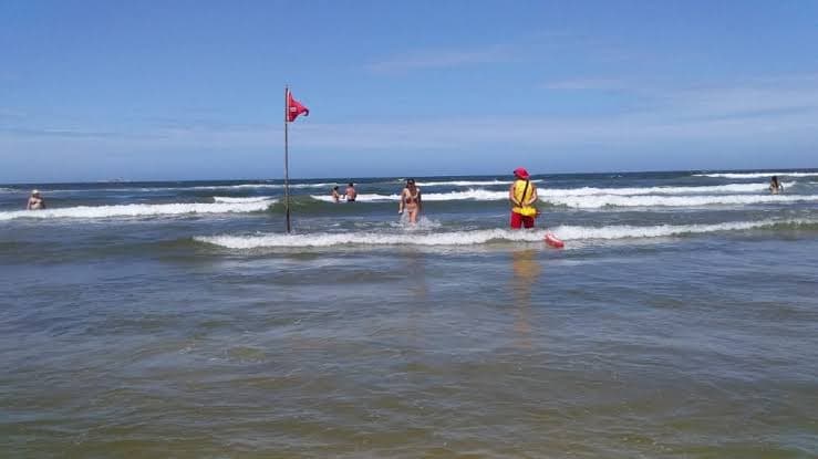 Adolescente tem convulsão e precisa ser retirado do mar