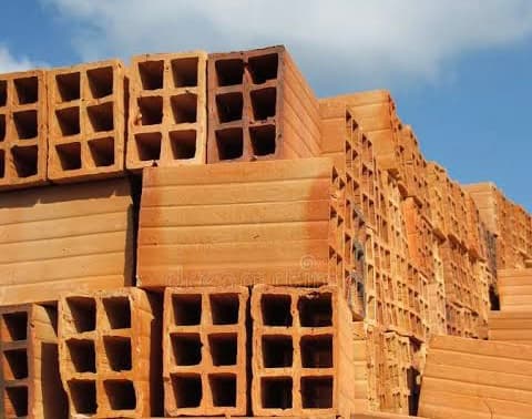 Servente de pedreiro morre ao ser atingido por pilha de tijolos