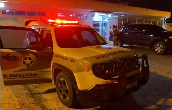 Jovem é esfaqueado várias vezes  durante briga em frente a conveniência