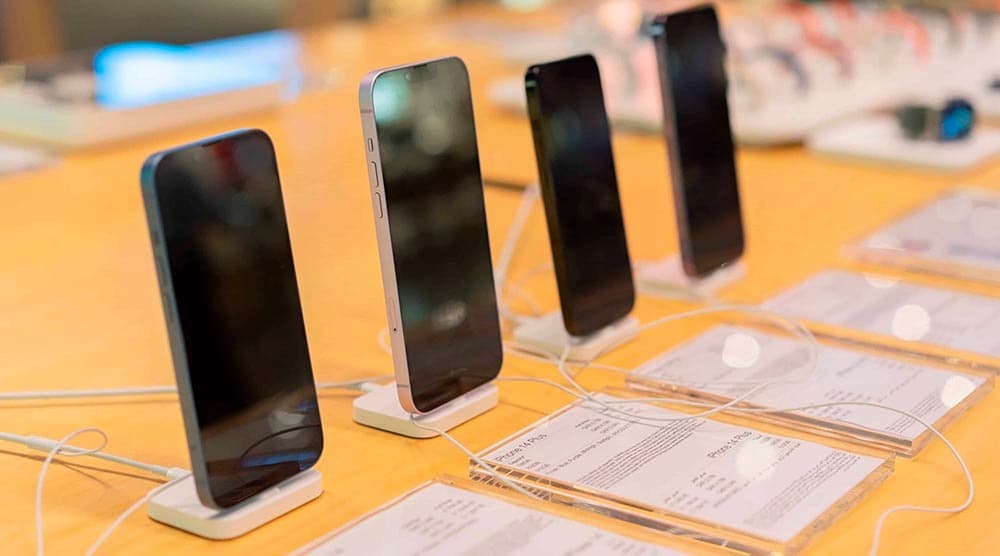 Loja é arrombada e tem 16 smartphones, 3 notebooks e dinheiro furtados