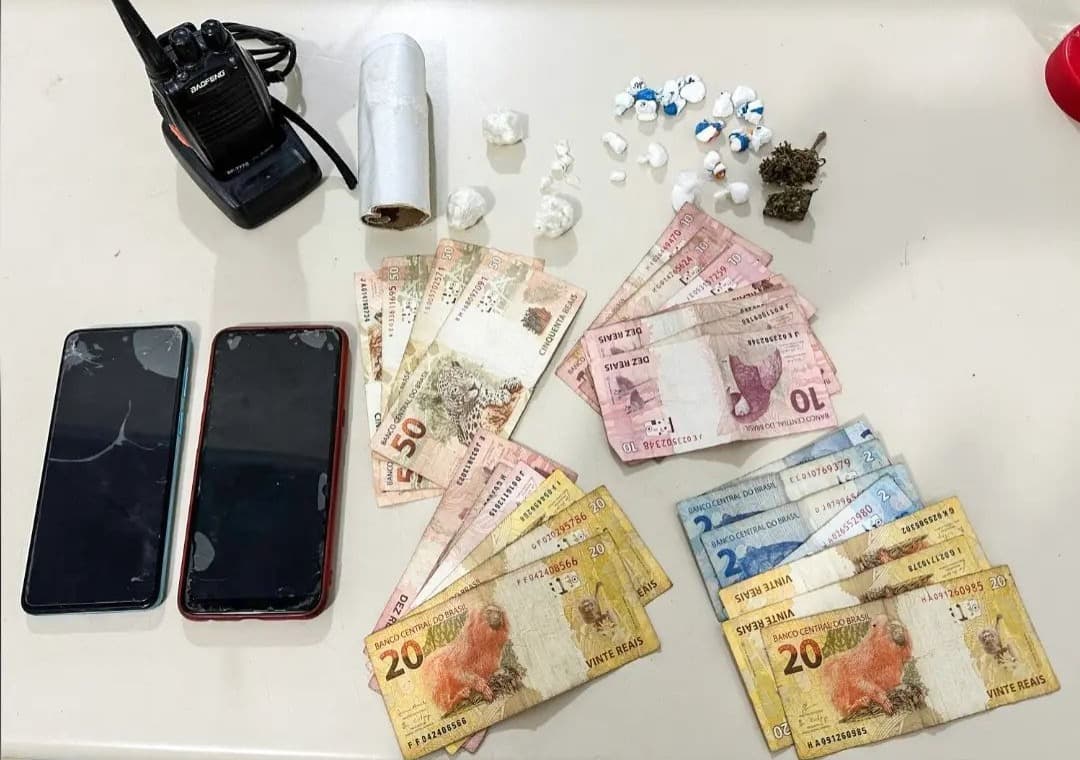 Dois jovens são presos traficando drogas no bairro Passo do Gado