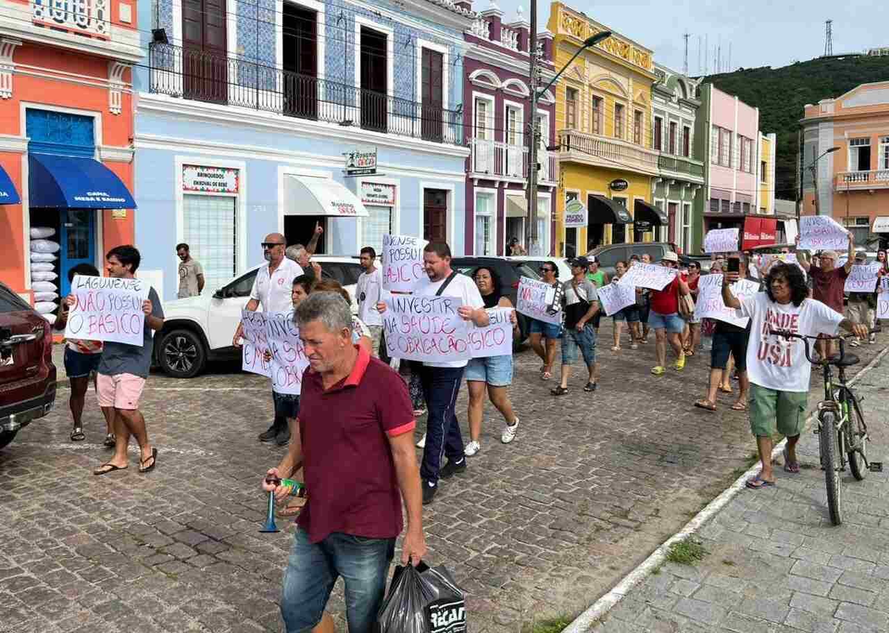 Manifestantes cobram melhorias em Laguna