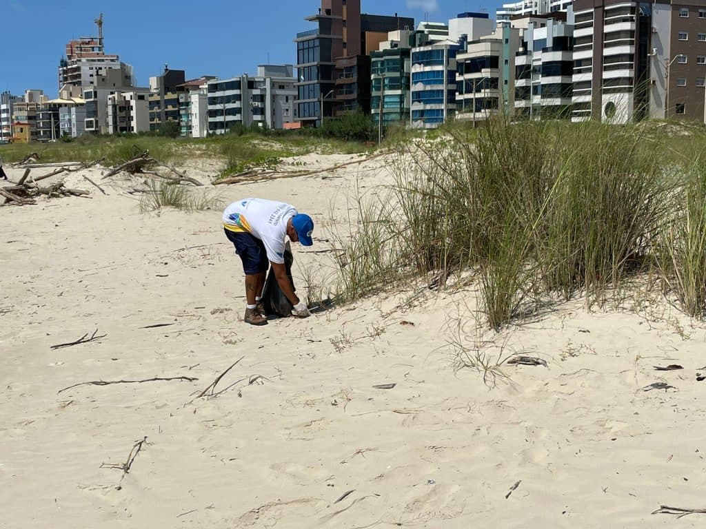 Quase 70 quilos de lixo são recolhidos na beira da Praia do Mar Grosso