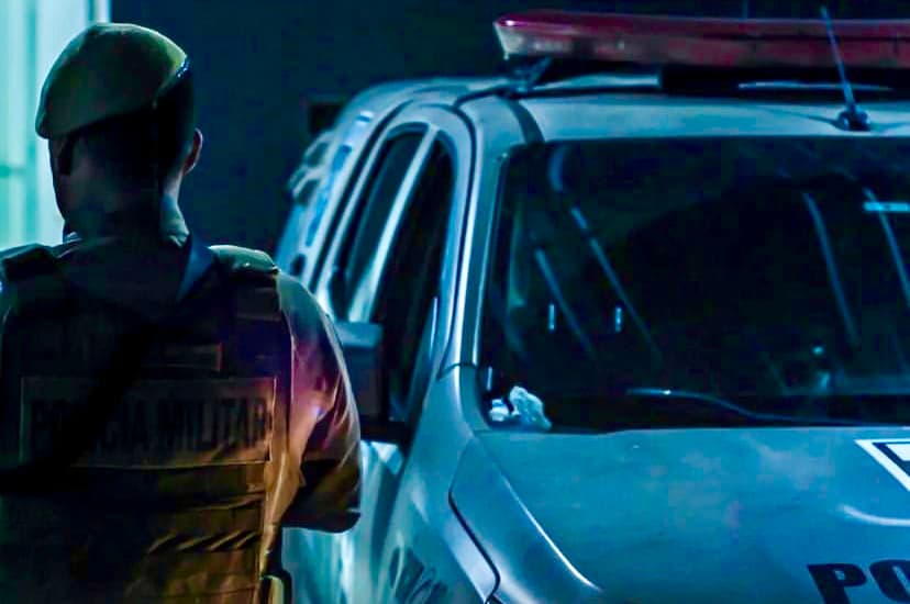 Casal conhecido pelo envolvimento no tráfico é preso com 103 pedras de crack