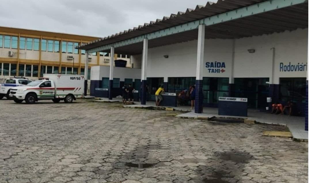 Homem que foi encontrado morto na rodoviária de Laguna tinha escoriações no nariz e na cabeça