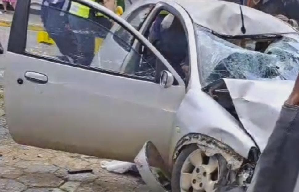 Ciclista para embaixo de carro depois de ser atropelado