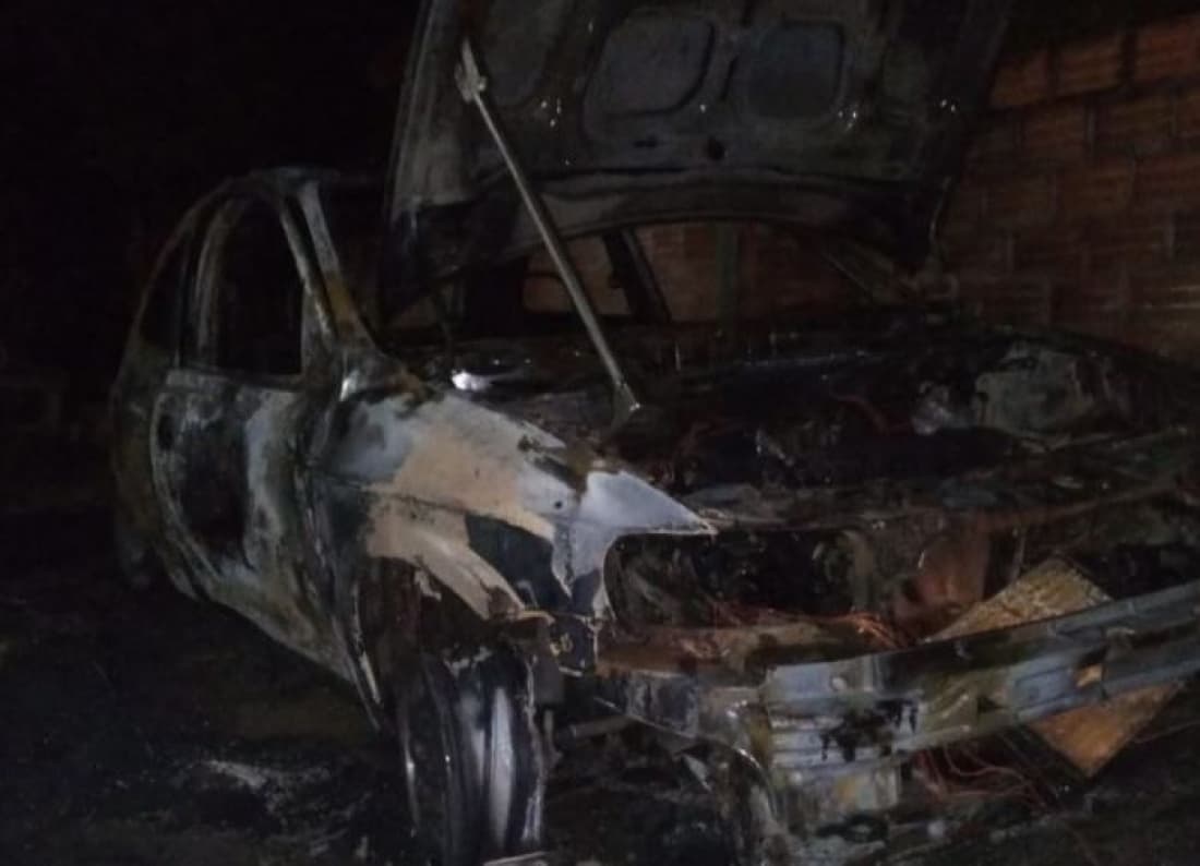 Motorista deixa cigarro cair e incendeia carro