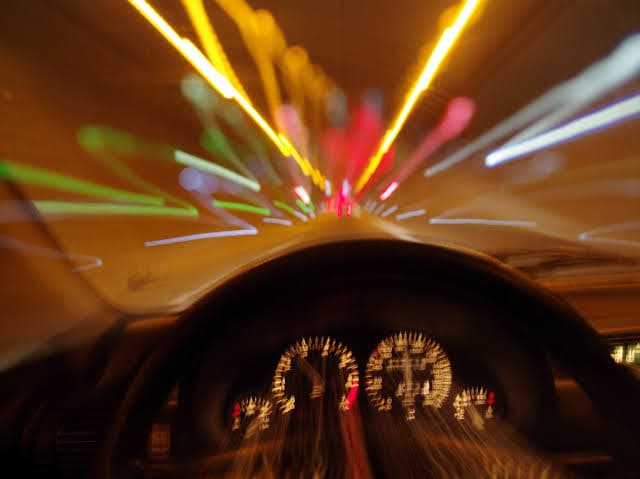 Adolescente quase atropela pedestres durante fuga da polícia