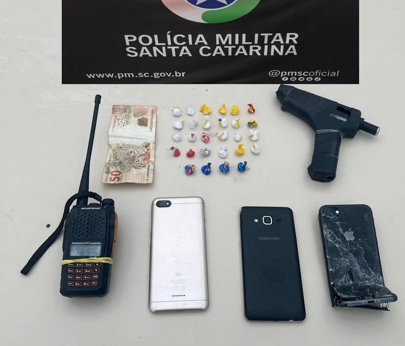 Cartas de facção criminosa e simulacro de arma são encontrados durante cumprimento de mandado de prisão