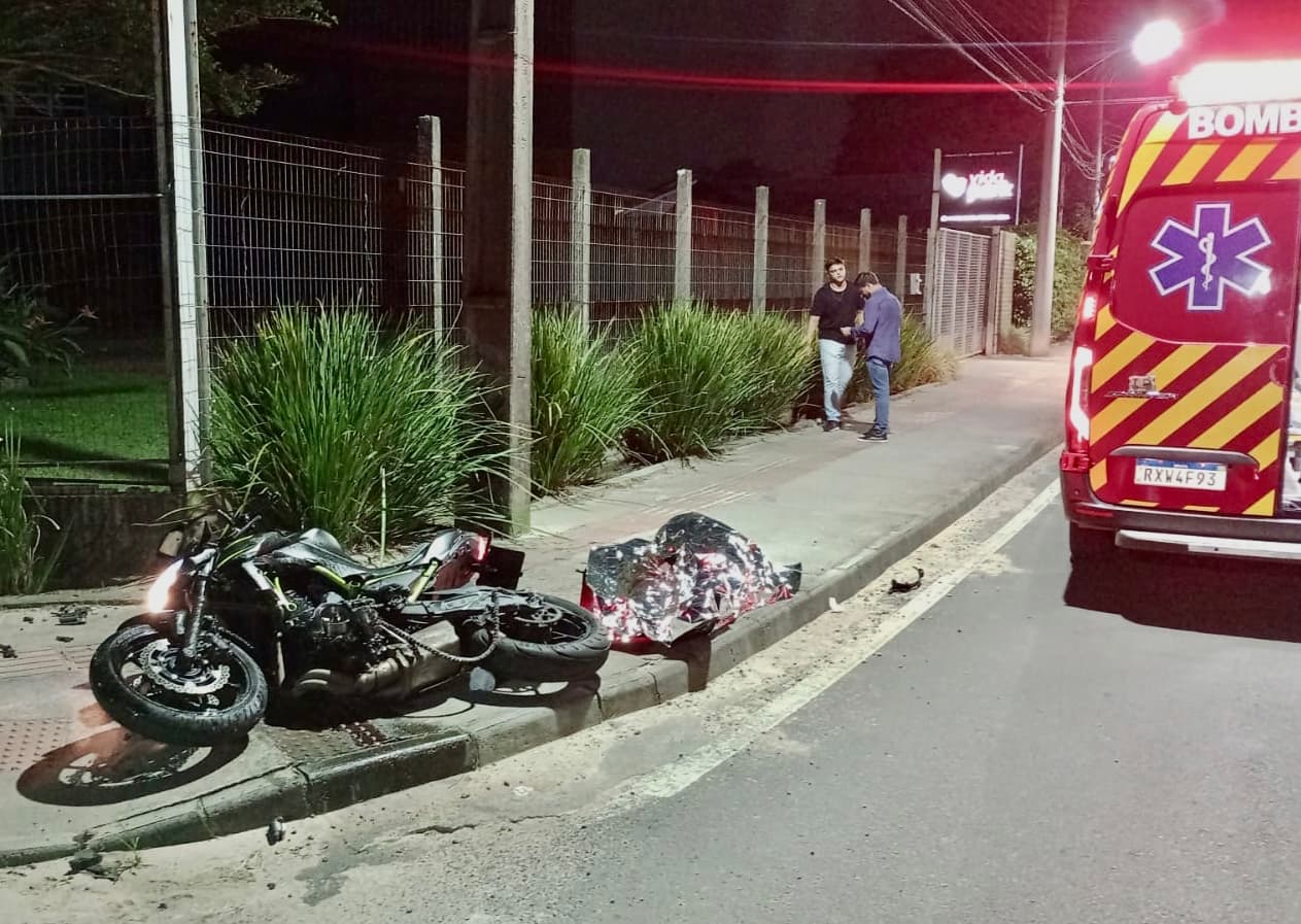 Jovem pede para ser filmado pilotando a moto nova, perde o controle do veículo e morre