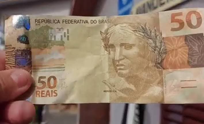 Após abastecer o carro, cliente paga com nota falsa