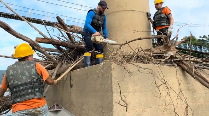 Colunas das pontes sobre o Rio Tubarão são limpas