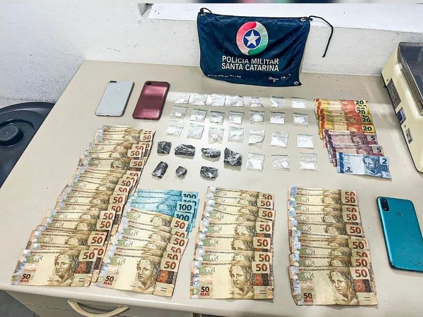 Três adolescentes são apreendidos com drogas e quase R$ 3 mil