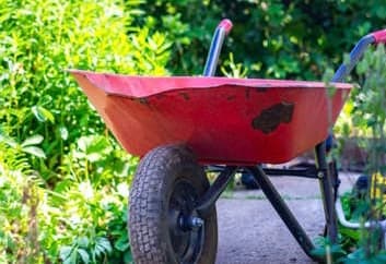 Ladrões usam carrinhos de mão para carregar objetos furtados de casa e chalés