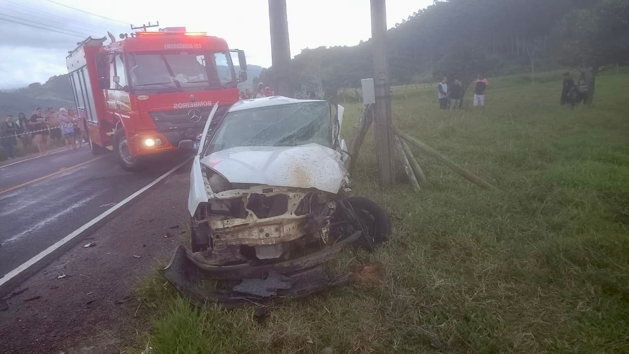 Duas pessoas ficam feridas em acidente envolvendo três carros