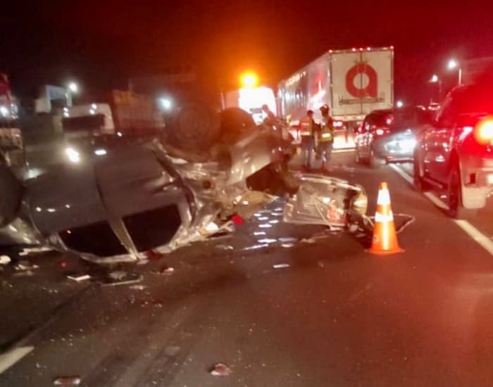 Quatro carros com oito ocupantes se envolvem em acidente após capotamento