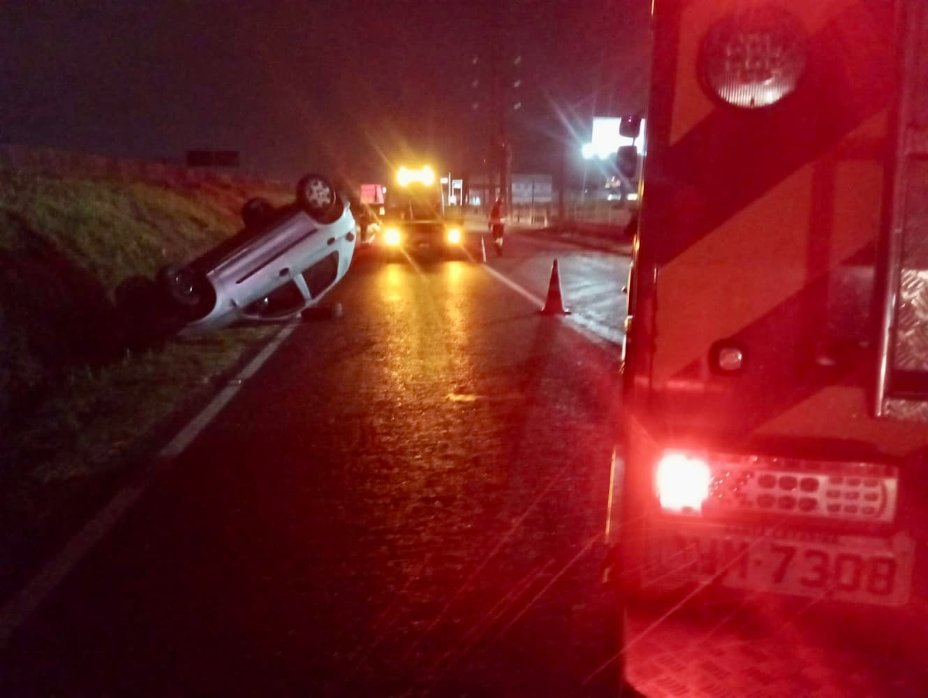 Casal fica gravemente ferido em capotamento na marginal da BR-101