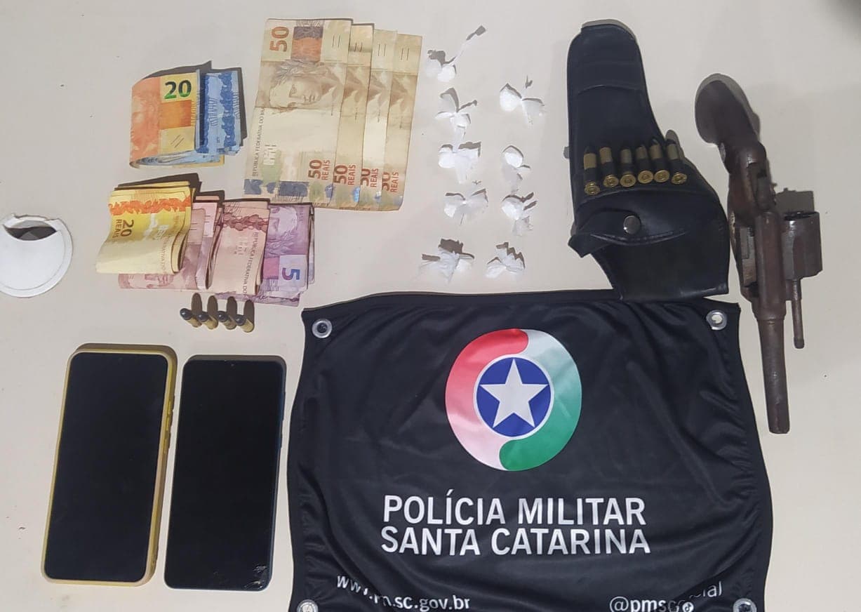 Trio é preso por porte ilegal de arma de fogo e tráfico de drogas durante a Operação 360 Infinito