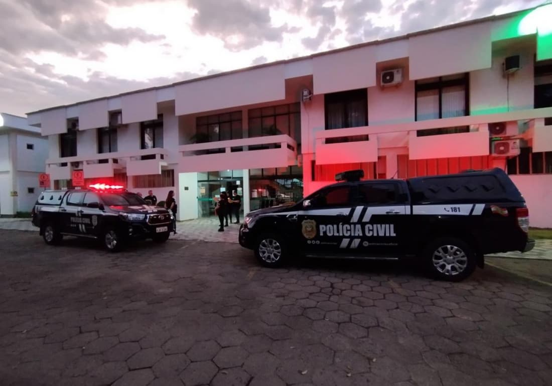 Prefeito, vereadores e servidor do sul catarinense são presos em operação policial