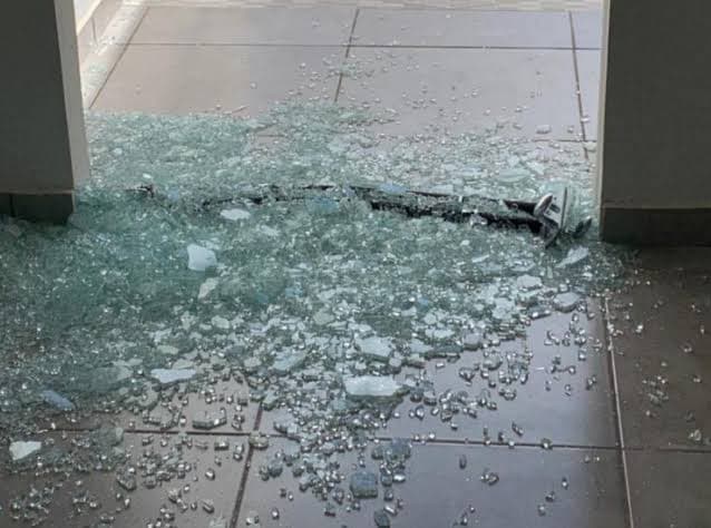 Concessionária de veículos é arrombada e tem dinheiro do cofre furtado