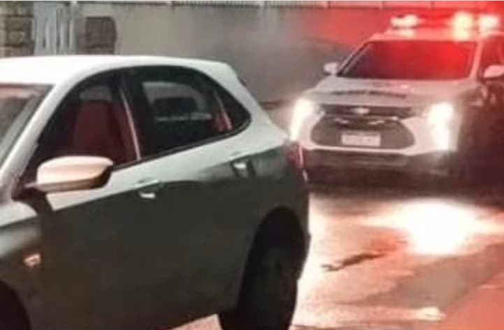 Homens encapuzadas roubam carro e batem em curva minutos depois