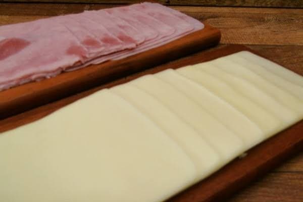 Quinze latas de cerveja, 100 fatias de queijo e 100 de presunto são furtadas de lanchonete