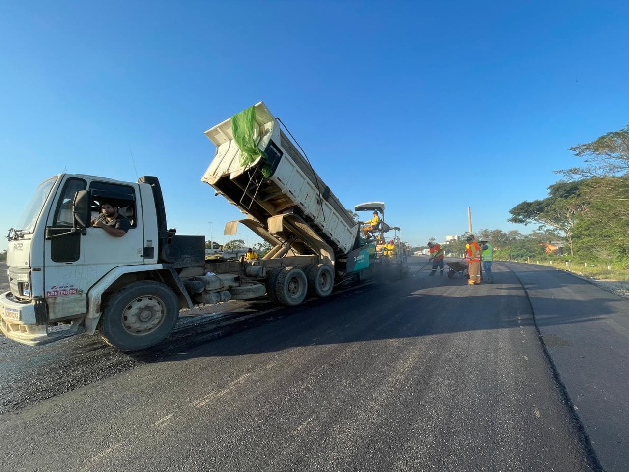 Pavimentação da cabeceira da ponte Stélio Boabaid marca o início de nova fase da obra da Aggeu Medeiros