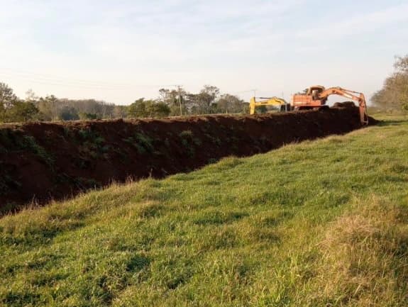 Contenção de terra é expandida para evitar alagamentos em comunidades ribeirinhas