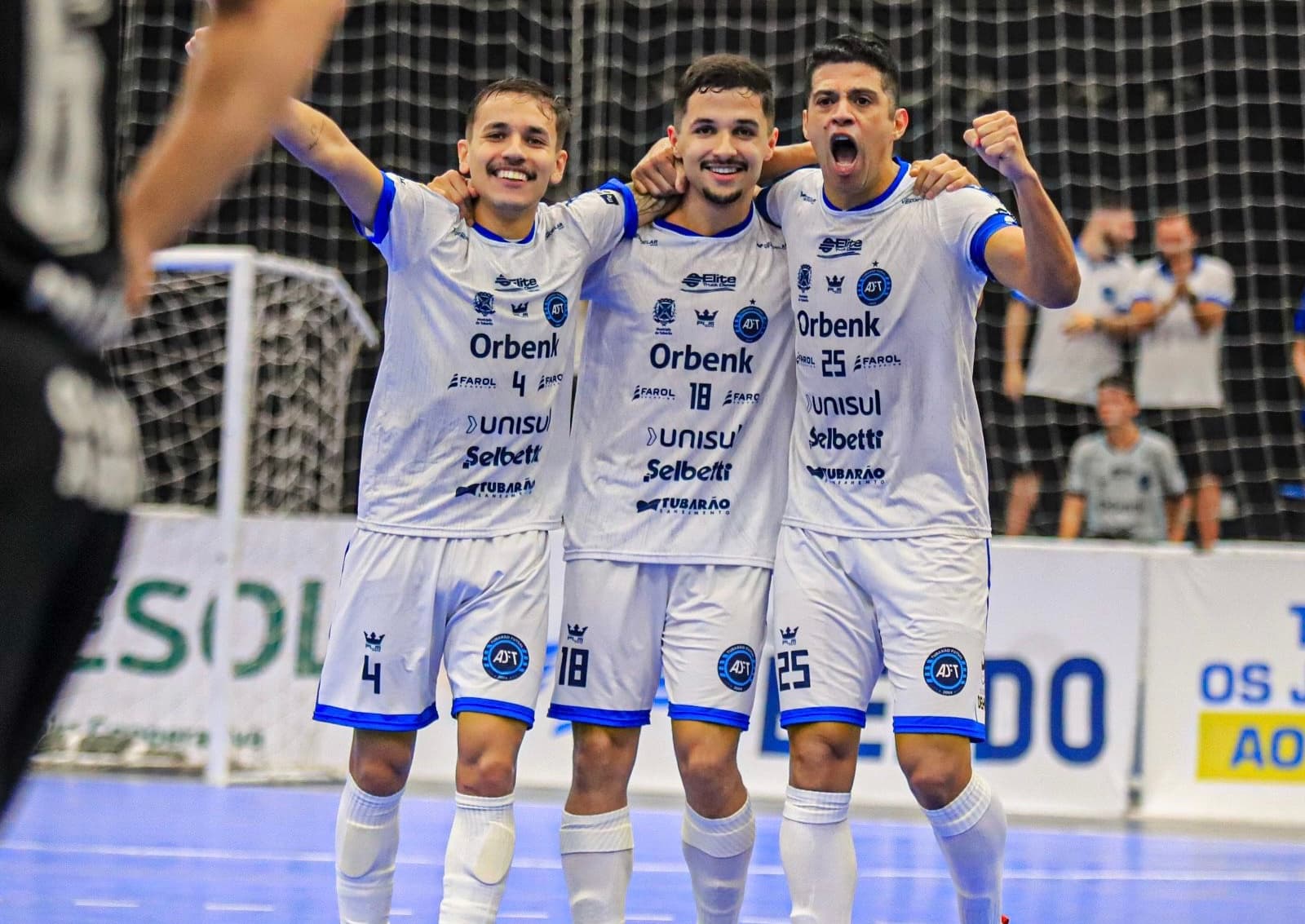 LIGA: Com apoio do torcedor, Tubarão vence o Corinthians