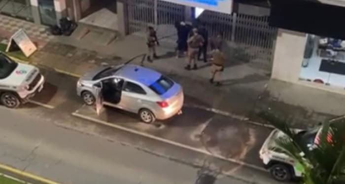 Trio é preso após ameaçar idosos para roubar carro