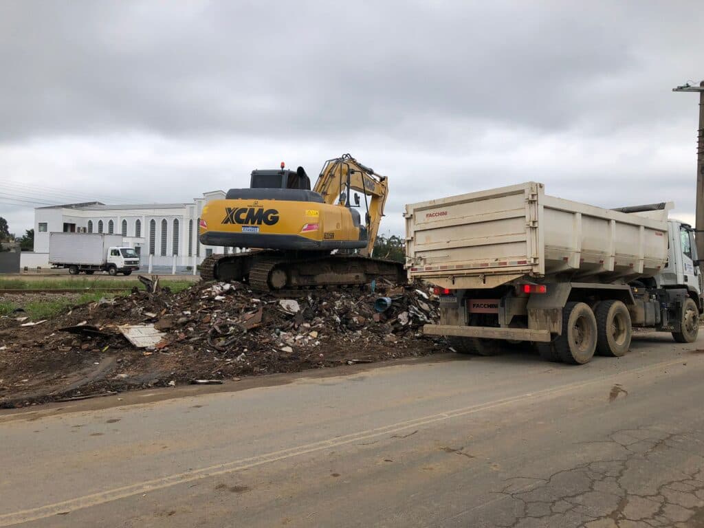 Quase 230 toneladas de entulho são recolhidas de lixão ao ar livre