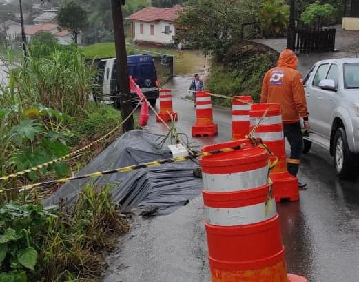Estrada é parcialmente interditada em Tubarão após deslizamento de terra