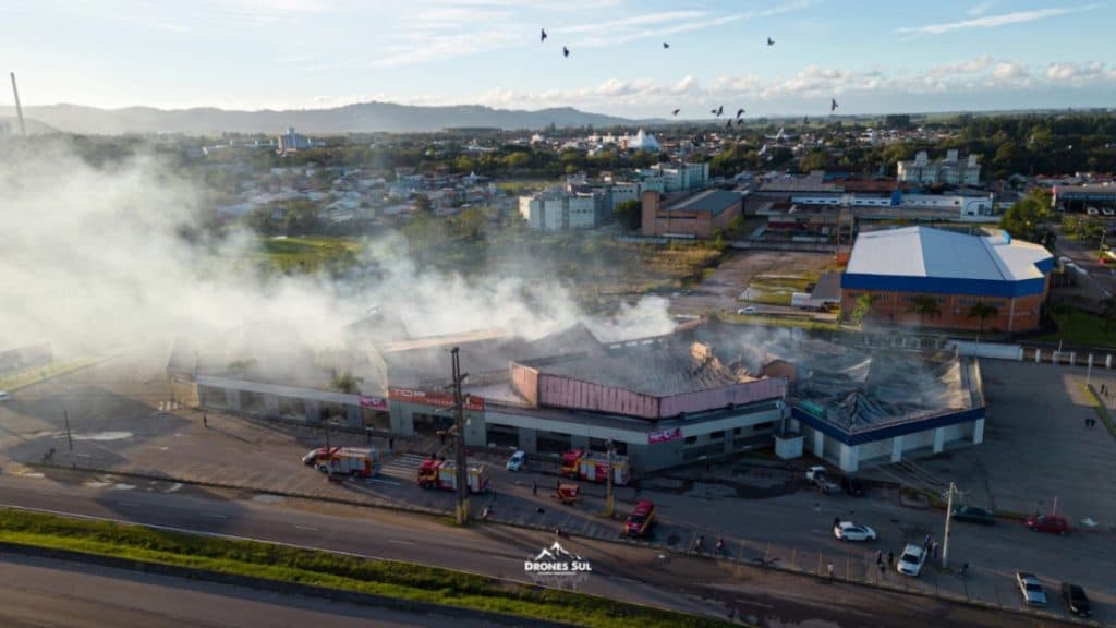 Incêndio que destruiu a loja Top Brasil foi causado por curto-circuito, aponta laudo