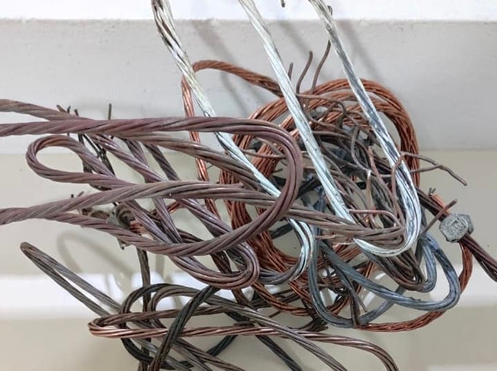 Homem é flagrado pulando muro de empresa após furtar fios de cobre