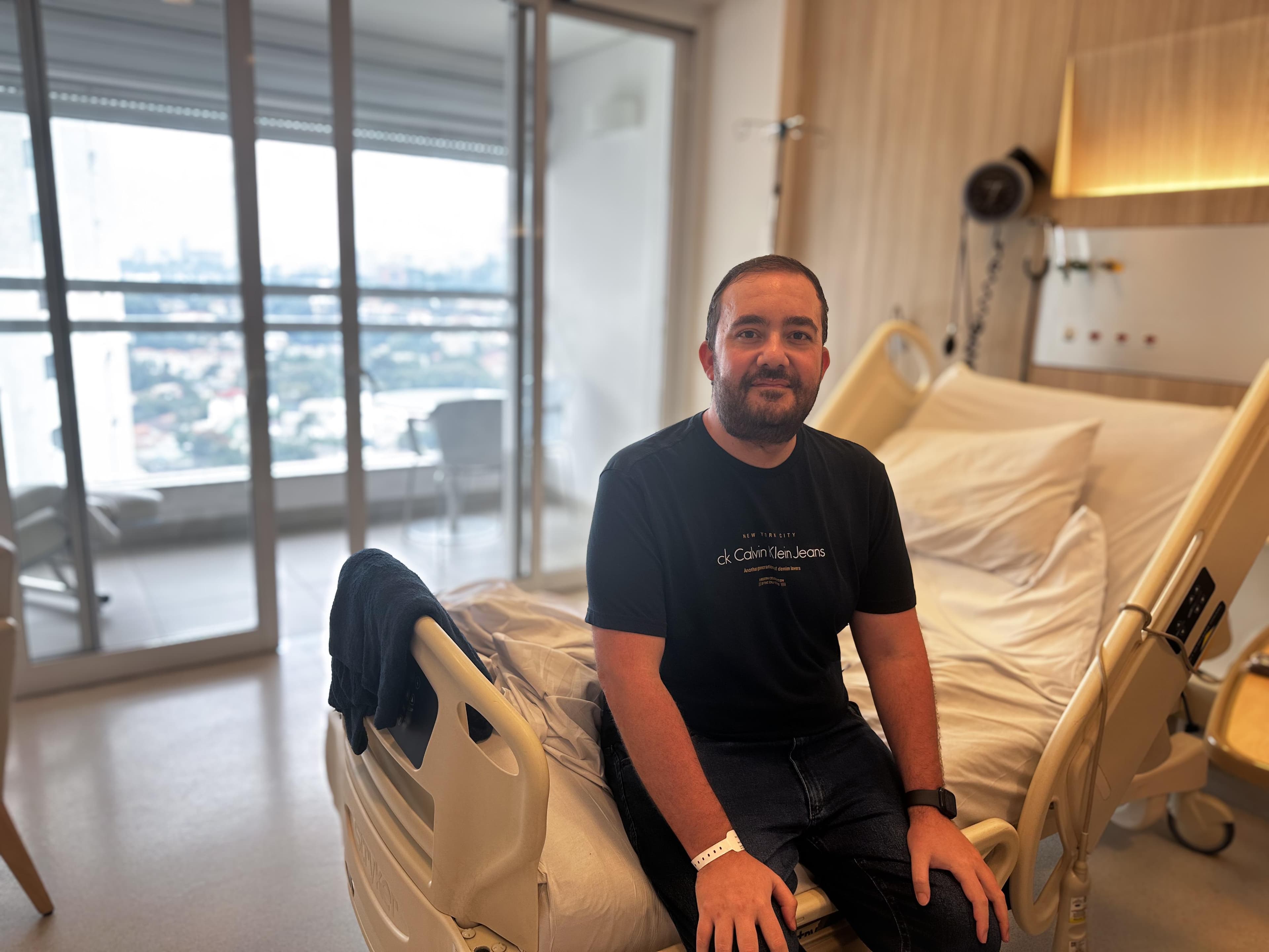 Jornalista Alessandro Neves, do EXTRA.SC, recebe alta hospitalar após quase 30 dias internado, 20 deles na UTI