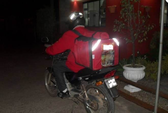 Entregador de lanches é assaltado por quatro criminosos armados