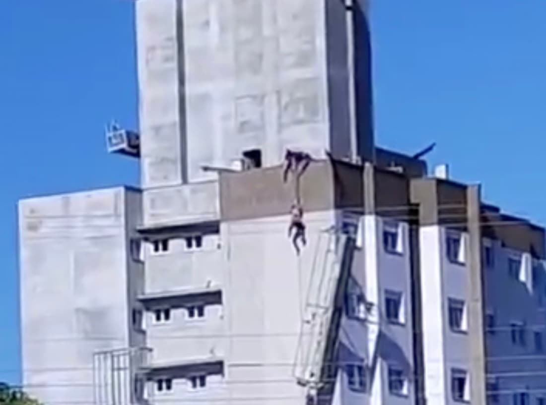 Cabo de andaime se solta e trabalhador fica pendurado em 8º andar de prédio