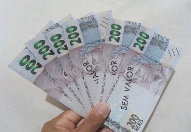 Homem é preso após tentar pagar conta com dinheiro cenográfico