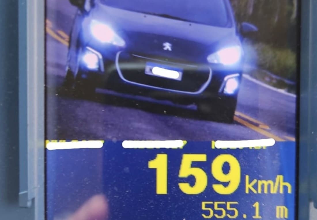 Carro é flagrado a quase 160 km/h em rodovia onde o limite é 80 km/h