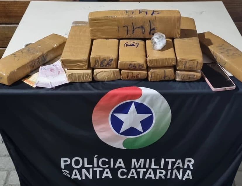 Quase 13 kg de maconha são apreendidos em carro com farol queimado
