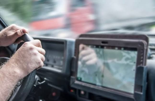 Caminhão furtado de empresa é recuperado por meio do rastreador