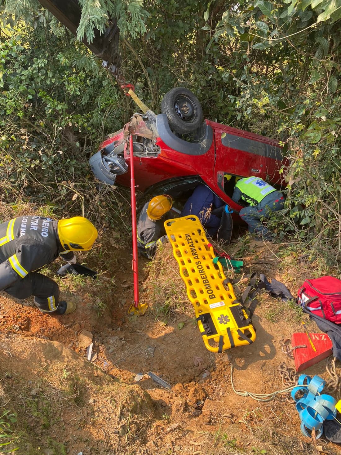 Idoso sofre mal súbito ao volante e capota carro na SC-435