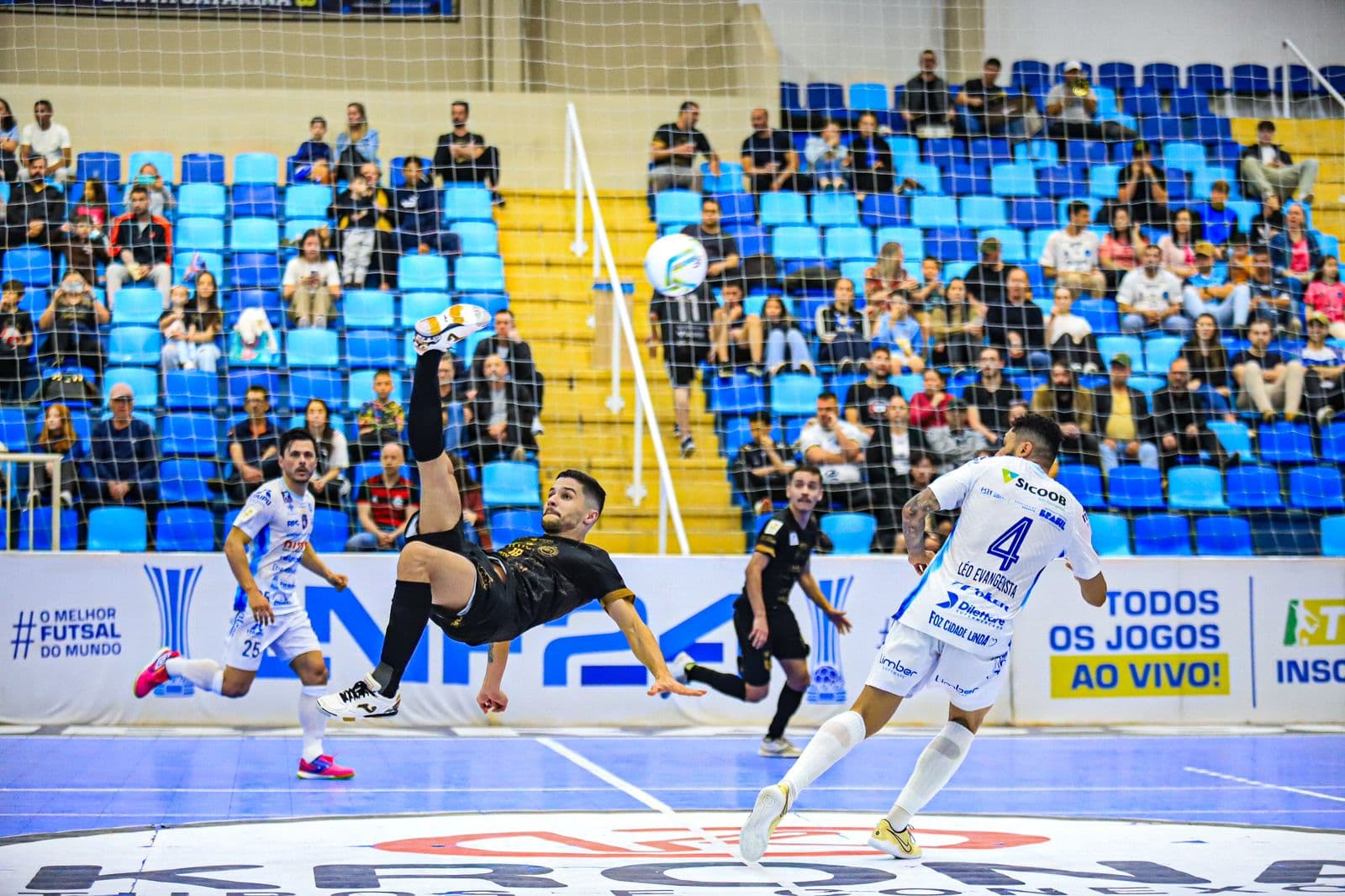 LIGA: Dé faz golaço de bicicleta mas Tubarão Futsal fica no empate em casa