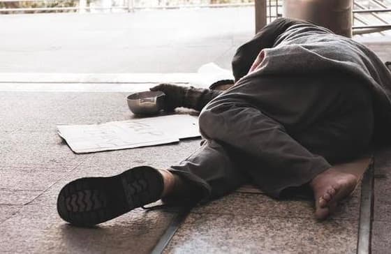 Morador de rua é levado para o hospital após ser agredido