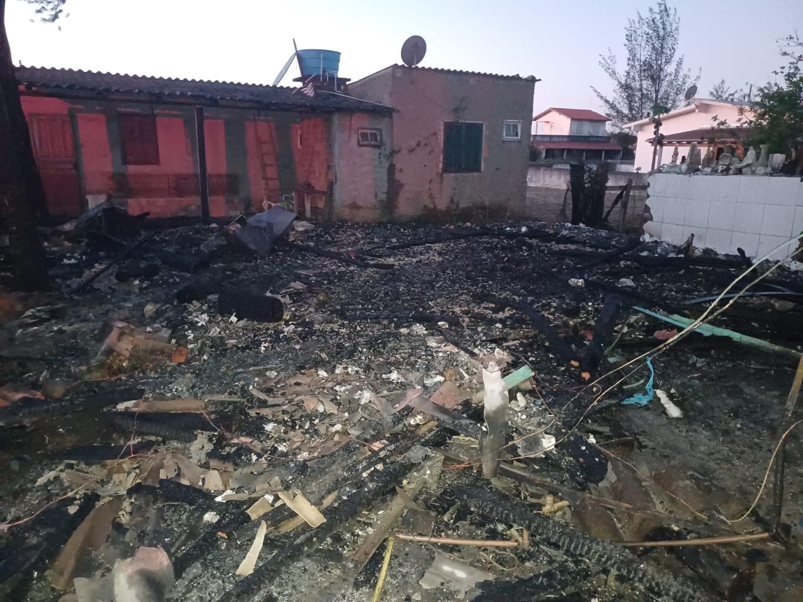 Cães presos morrem carbonizados durante incêndio