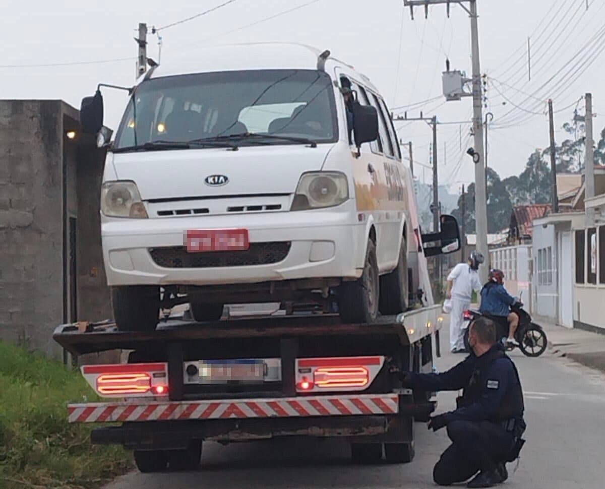 Veículos de transporte escolar irregulares são apreendidos