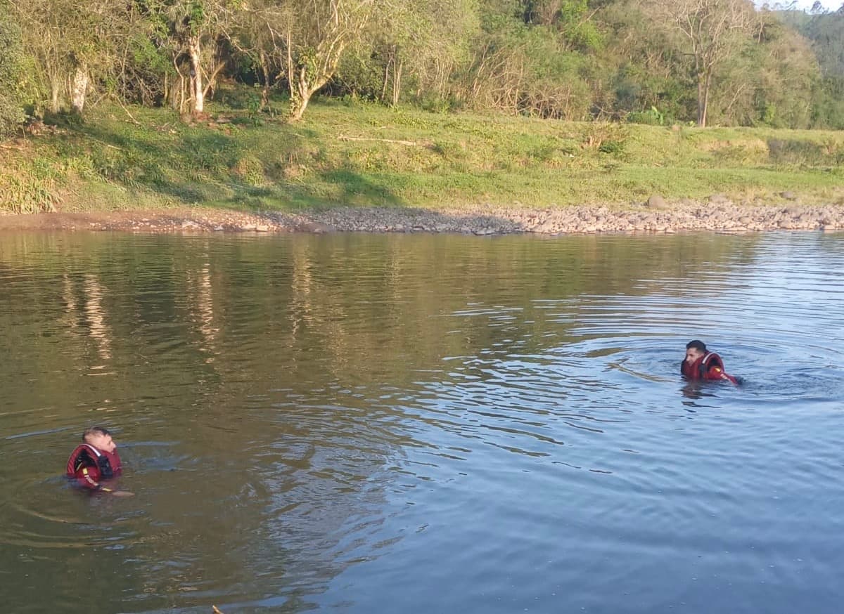 Jovem de 19 anos morre afogado ao tentar atravessar rio