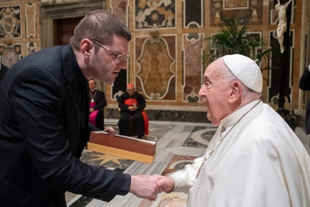 Padre de Tubarão encontra o Papa Francisco em audiência no Vaticano