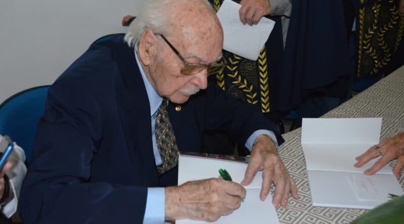 Tubaronense será reconhecido como escritor em atividade mais velho do mundo